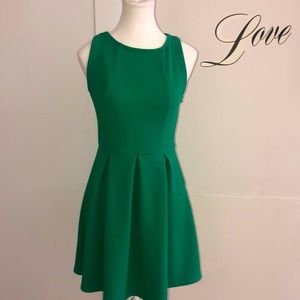 Green fit and flare stretchy dress 👗